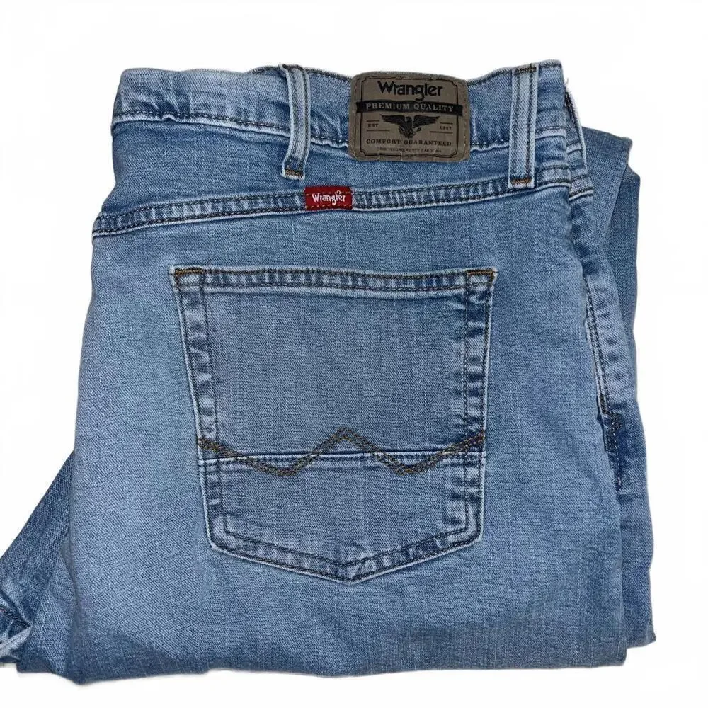 Wrangler Relaxed Bootcut Mens W42 x L30 Classic Light Wash Blue Denim Jeans - Picture 2 of 9
